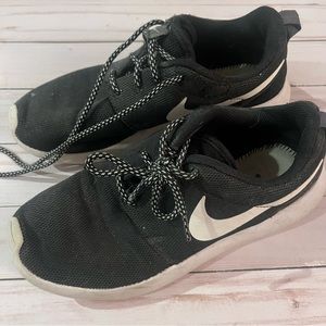 Nike Running Shoes Women’s Size 7 Very Worn Used Old Dirty Black and White